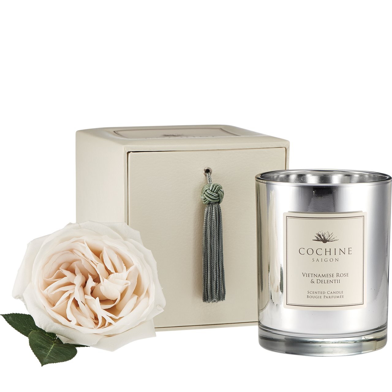 Capturing the delightful freshness of newly cut flowers, this fragrance has a light and delicate tone, combining top notes of Rose and Bergamot with hints of Violet, Rosewood and the scented orchid, Delentii. Cochine candles are made using the finest essential oils, eco-friendly cotton wicks and the creamiest botanical wax from renewable resources.