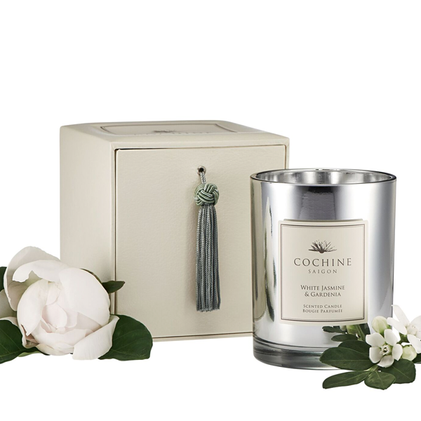 This elegant fragrance evokes the lush floral scents that infuse the sun-filled streets and gardens of Saigon. White petals of Jasmine, Gardenia and Peony combine to unfold an enchanting aura that is soft yet elegant. Jasmine thrives in the heat of southern Vietnam where the petals are picked after nightfall when their fragrance is most intense. Cochine candles are made using the finest essential oils, eco-friendly cotton wicks and the creamiest botanical wax from renewable resources.